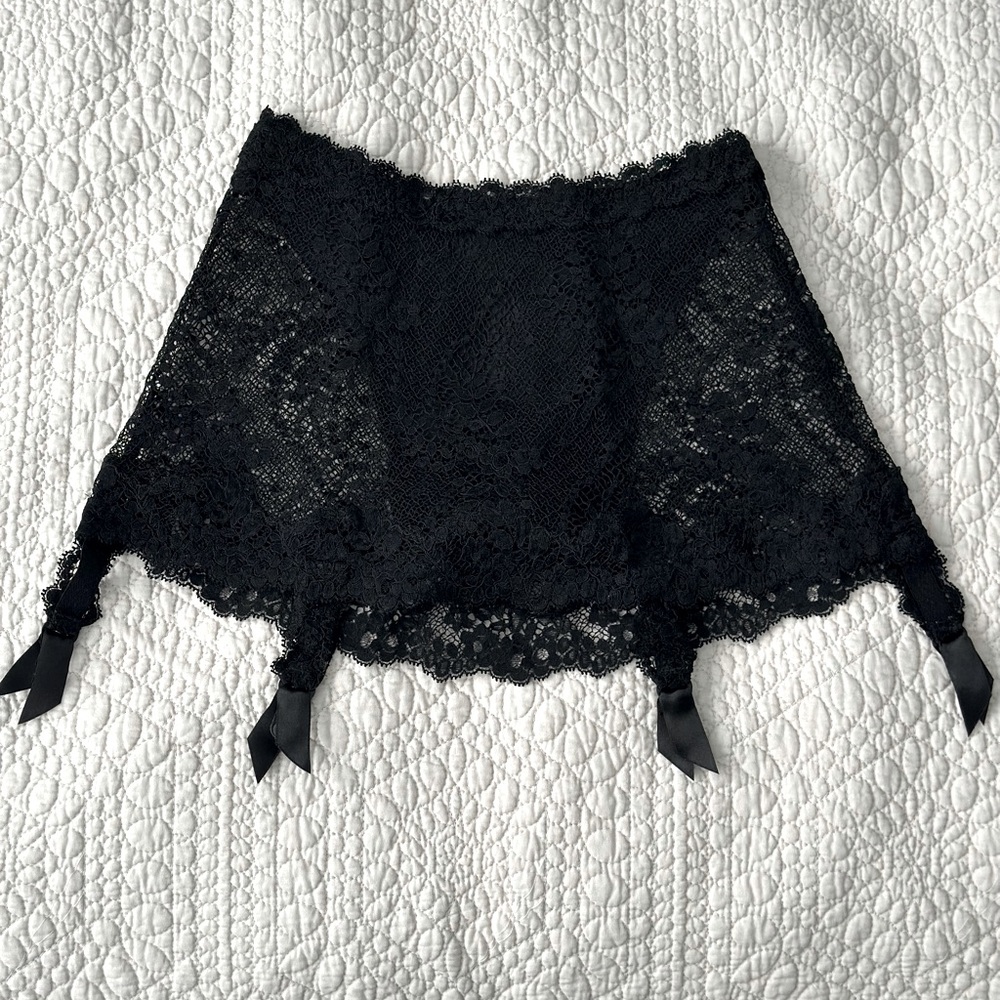La perla Black Lace Garter Belt